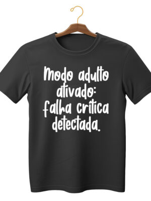 Camiseta estampada “Modo adulto ativado, falta crítica detectada” unissex algodão