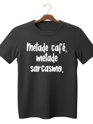 Camiseta com frase engraçada “Metade café, metade sarcasmo” unissex algodão