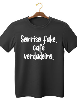 Camiseta estilosa com frase “Sorriso fake, café verdadeiro” unissex 100% algodão
