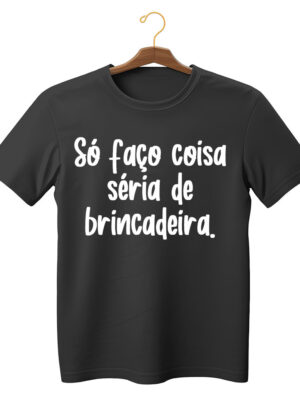 Camiseta com frase “Só faço coisa séria de brincadeira” unissex algodão sustentável