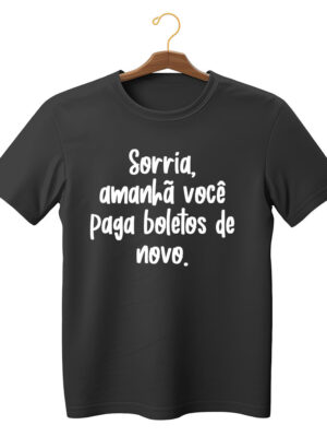 Camiseta estilosa com frase irônica “Sorria, amanhã você paga boleto de novo” algodão