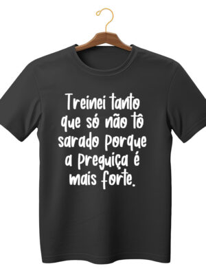 Camiseta engraçada unissex “Treinei tanto mas a preguiça venceu” algodão sustentável