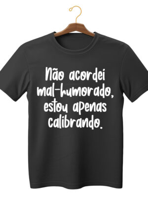Camiseta estilosa unissex “Não acordei mal-humorado, estou apenas calibrando” algodão
