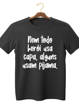 Camiseta estilosa com frase “Nem todo herói usa capa, alguns usam pijama” algodão
