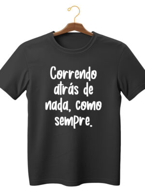 Camiseta divertida unissex “Correndo atrás de nada, como sempre” algodão sustentável