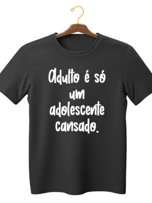 Camiseta estilosa com frase “Adulto é só um adolescente cansado” unissex algodão