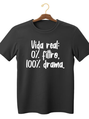Camiseta estilosa com frase “Vida real: 0% filtro, 100% drama” unissex algodão