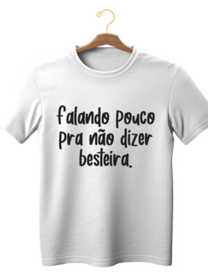 Camiseta estilosa com frase “Falando pouco pra não dizer besteira” unissex algodão