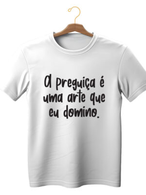 Camiseta estilosa com frase “A preguiça é uma arte que eu domino” unissex algodão