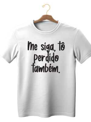 Camiseta estilosa com frase “Me siga, tô perdido também” unissex algodão sustentável