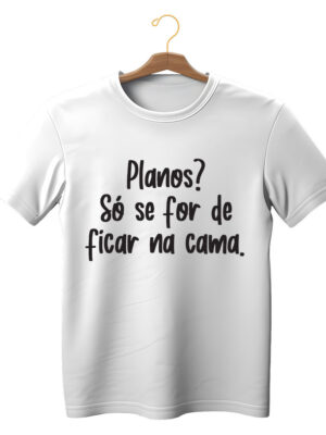 Camiseta estilosa com frase “Planos? Só se for de ficar na cama” unissex algodão
