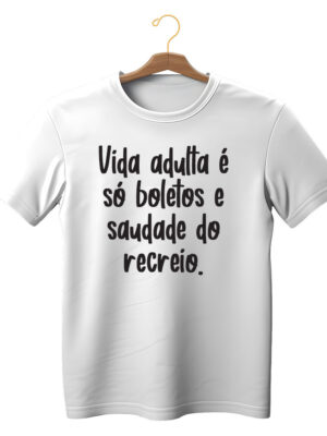 Camiseta estilosa com frase “Vida adulta é só boletos e saudade do recreio” algodão