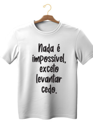 Camiseta engraçada unissex “Nada é impossível, exceto levantar cedo” algodão sustentável