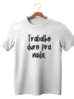 Camiseta irônica unissex “Trabalho duro pra nada” 100% algodão sustentável